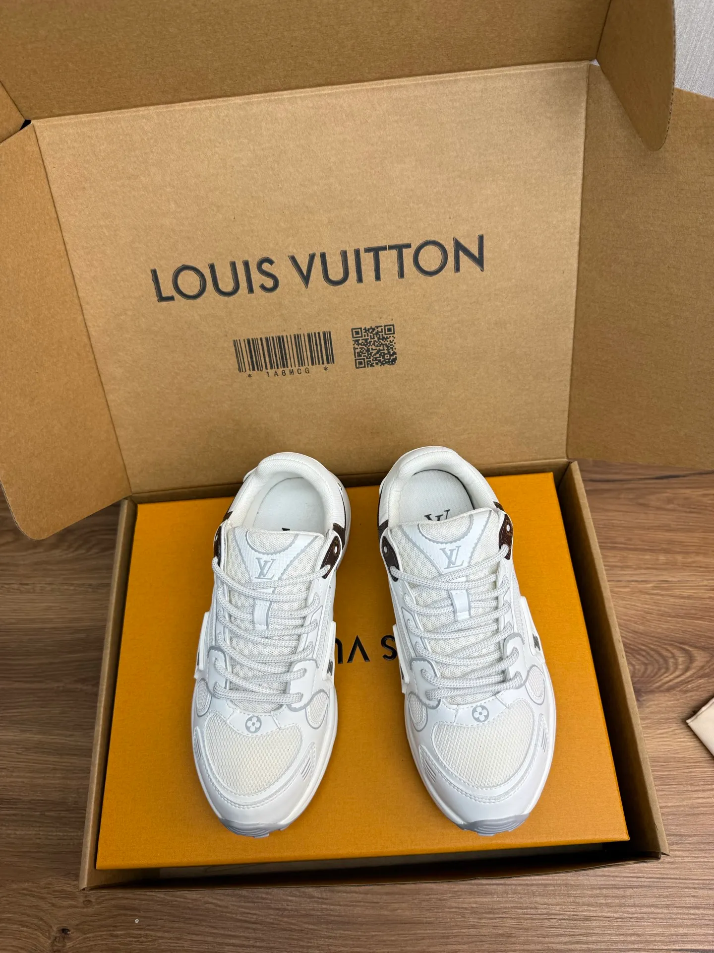 Men's shoes 💰600💰 🌈LV | Louis Vuitton 2025𝐬𝐬 🧡💚2025 spring and summer new style top version‼ ️The original version is the same. The counter specializes in the latest casual shoes. Hard goods are new🆕 🔥🔥🔥Top version: Couple model LV Louis Vuitton L House Donkey brand The latest Olympia series Couple model Silver Horn King Casual sneakers Running shoes This LV Olympia sneaker combines mesh fabric and metallic synthetic leather and other technical fabrics to reinterpret the classic running shoe design with a neat and simple design. Lightweight EVA outsole provides a stretchy fit. Rich details such as Monogram embossing and LV letters establish recognition. Exquisite packaging at the delivery counter 🛍📦 ▪️Fabrics: Original imported technical fabric + mesh ▪️Inner lining: Original customized breathable mesh ▪️Sole: Original molded rubber foam material ▪️Sole thickness: 3.5CM ▪️Size: 35--45 (customized for women 40 and men 45)